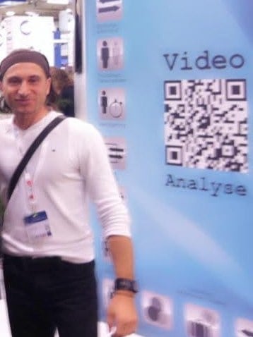 Auf der Sicherheitsmesse 2012 vor einer Wand zur Videoanalyse